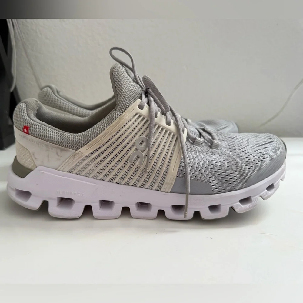 On Running women size 10
Gray Athletic Shoes - Picture 2 of 9